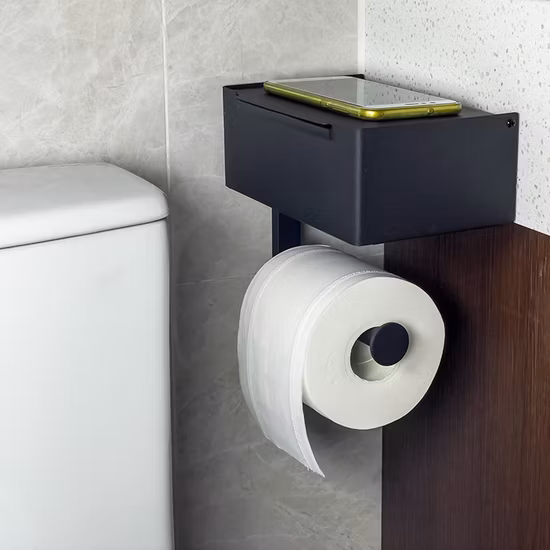 Portarotolo di carta igienica autoadesivo da bagno montato a parete con ripiano per cellulare e dispenser per salviette umidificate lavabili